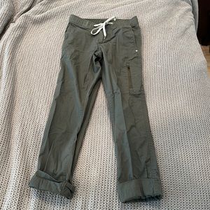 Vuori Army green women’s Ripstop pants